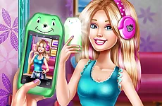 Ellie Fab Selfie